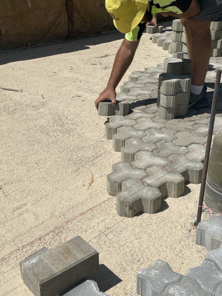 Laying driveway interlocking paving
